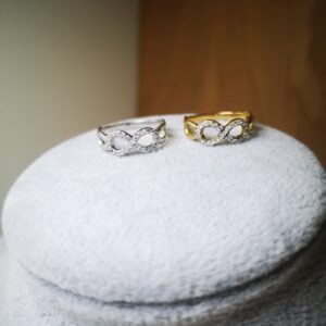 Anello infinito da donna oro 18K con zirconi bianchi
