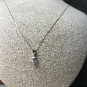 Collana con punto luce in oro bianco 18K