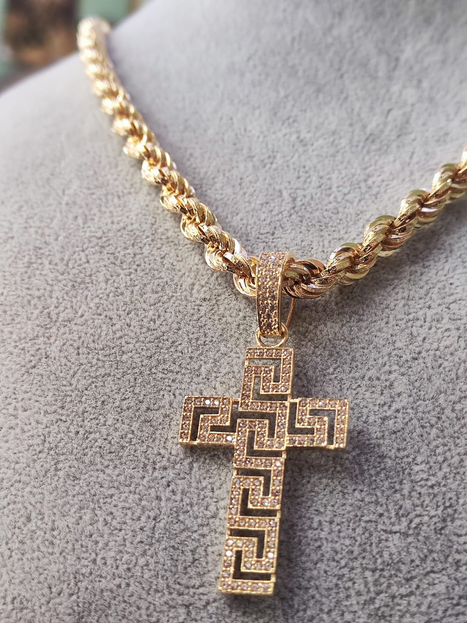 Collana Croce Orizzontale Con Zirconi Per Donna – Placcata Oro, Catena Regolabile 45+5 Cm, Elegante Confezione Regalo